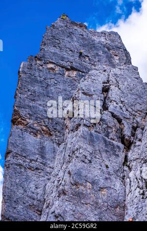 Italia, Veneto, Cortina d'Ampezzo, Dolomiti ampezzane, Patrimonio Mondiale dell'UNESCO, Passo Falzarego, aghi cinque Torri, famosa scuola di arrampicata Foto Stock