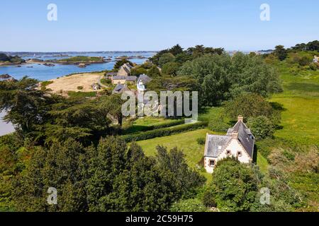 Francia, Cotes d'Armor, Ile de Bréhat, case sulla costa vista da la Chapelle Saint-Michel Foto Stock