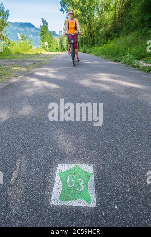 Francia, Isere, Grenoble, pedalando sulla V63 Green Lane sulla riva destra del fiume Isere Foto Stock