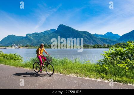 Francia, Isere, Grenoble, pedalando sulla V64 Green Lane sulla riva sinistra del fiume Isere, massiccio Chartreuse sullo sfondo Foto Stock