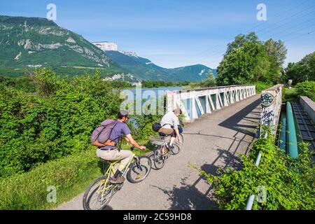 Francia, Isere, Grenoble, in bicicletta sulla V63 Green Lane sulla riva destra del fiume Isere, massiccio del Vercors sullo sfondo Foto Stock