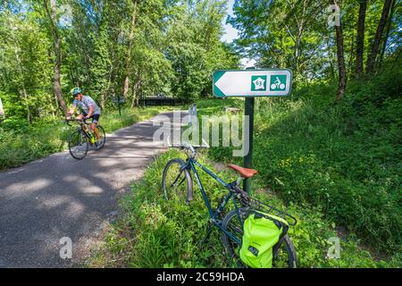 Francia, Isere, Grenoble, pedalando sulla V63 Green Lane sulla riva destra del fiume Isere Foto Stock