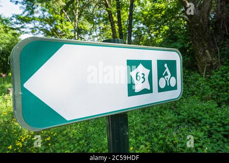 Francia, Isere, Grenoble, pedalando sulla V63 Green Lane sulla riva destra del fiume Isere Foto Stock