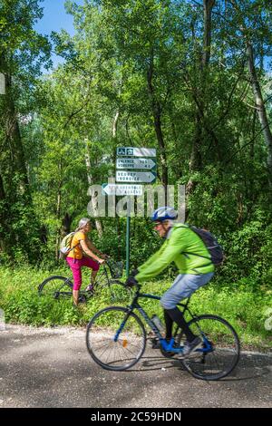 Francia, Isere, Grenoble, pedalando sulla V63 Green Lane sulla riva destra del fiume Isere Foto Stock