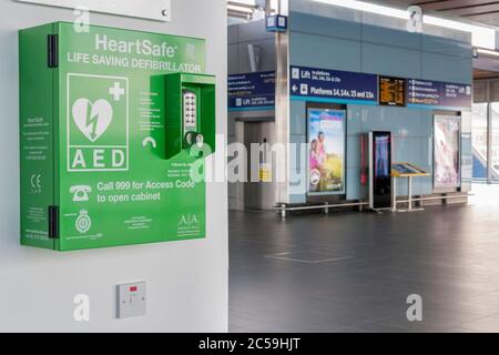 Gabinetto di Defilbrillator sulla Reading Railway Station Concourse, Reading, Berkshire, Inghilterra, GB, UK Foto Stock