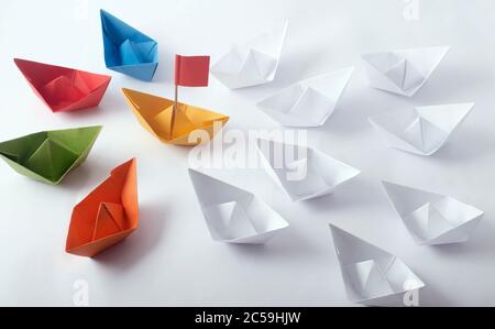 Concetto di lavoro di gruppo che utilizza diversi colori Origami Paper Boats (navi) Foto Stock