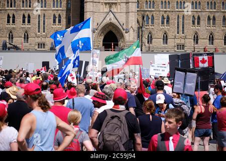 Ottawa, Canada. 1 luglio 2020. Folla di poche centinaia di persone si è radunata davanti al Parlamento canadese il giorno del Canada per mostrare il loro disappunto con il governo Trudeau. Le denunce variavano da una varietà di argomenti, ma si concentravano principalmente sull'attuale crisi del Covid 19. Credit: Meanderingemu/Alamy Live News Foto Stock