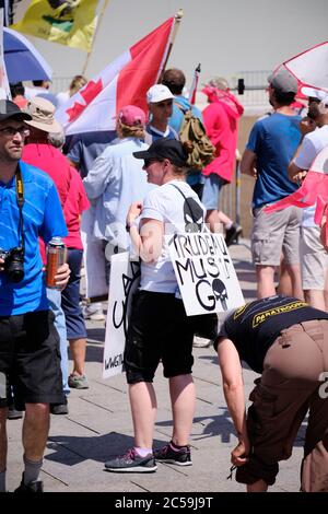 Ottawa, Canada. 1 luglio 2020. Folla di poche centinaia di persone si è radunata davanti al Parlamento canadese il giorno del Canada per mostrare il loro disappunto con il governo Trudeau. Le denunce variavano da una varietà di argomenti, ma si concentravano principalmente sull'attuale crisi del Covid 19. Credit: Meanderingemu/Alamy Live News Foto Stock