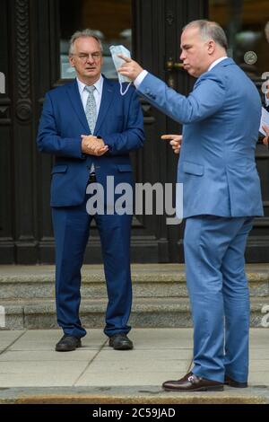 01 luglio 2020, Sassonia-Anhalt, Magdeburgo: Reiner Haseloff (L., CDU), Ministro Presidente dello Stato di Sassonia-Anhalt, e Dirk Wössner (r.), membro del Consiglio di amministrazione di Deutsche Telekom AG e portavoce del Consiglio di amministrazione di Telekom Deutschland, sono in carica presso la Cancelleria di Stato. Prima di allora, hanno firmato l'accordo sul «Patto digitale Sassonia-Anhalt». In tale ambito, hanno deciso di portare avanti l'espansione Gigabit e l'espansione dei siti di comunicazione mobile e di implementare rapidamente procedure di approvazione e finanziamento. Foto: Klaus-Dietmar Gabbert/dpa-Zentralbild/dpa Foto Stock