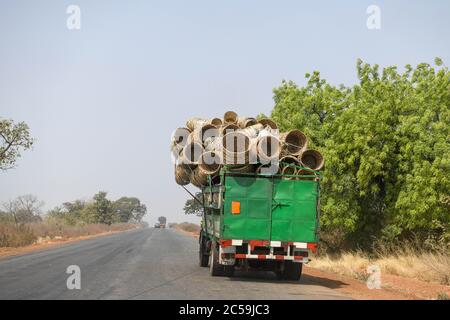 Africa, Africa occidentale, Benin, Natitinqou. Un camion completamente carico con cesti di sorbetto su una strada nel Benin settentrionale. Foto Stock