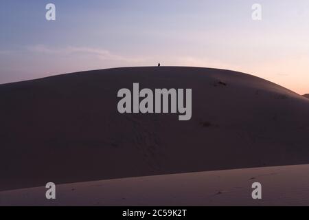 Dune di sabbia al tramonto senza persone Foto Stock