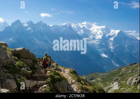 Francia, alta Savoia, Chamonix Mont Blanc, Monte Bianco Massiccio, escursionisti sul sentiero balcone dalla stazione Index al Lac Blanc Foto Stock