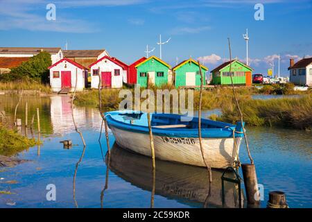 Francia, Charente-Maritime (17), île d'Oléron, le Château-d'Oléron, port ostréicole du Pâté, barque devant les cabanes ostréicoles trasformées en ateliers de créateurs Foto Stock