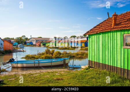 Francia, Charente-Maritime (17), île d'Oléron, le Château-d'Oléron, port ostréicole du Pâté, barque devant une cabane ostréicole trasformée en atelier de créateur Foto Stock