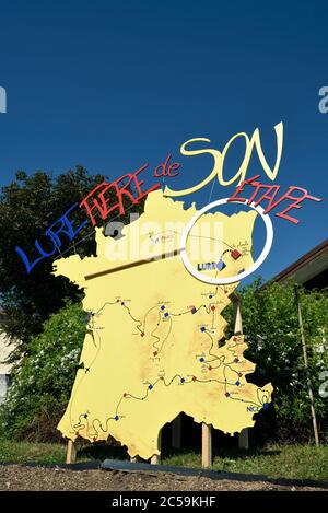 Francia, Haute Saone, Lure, crocevia, decorazione, mappa della Francia, Tour de France 2020, iscrizione Lure orgogliosa della sua scena Foto Stock