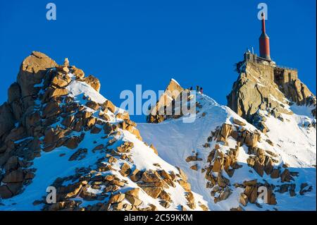 Francia, alta Savoia, Chamonix Mont Blanc, una corda di scalatori sulla Arête des Cosmiques verso l'Aiguille du Midi (3842m) Foto Stock