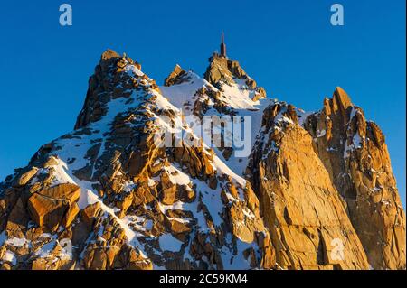 Francia, alta Savoia, Chamonix Mont Blanc, una corda di scalatori sulla Arête des Cosmiques verso l'Aiguille du Midi (3842m) Foto Stock