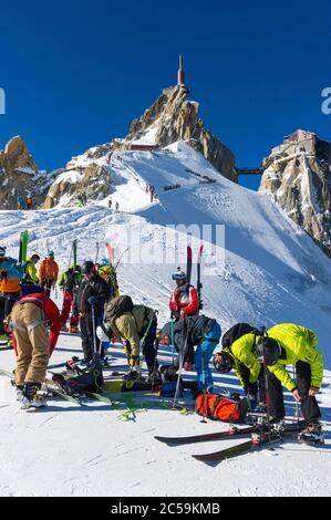 Francia, alta Savoia, Chamonix Mont Blanc, sciatori che si accodano ai piedi del crinale prima di iniziare la Vallée Blanche Foto Stock