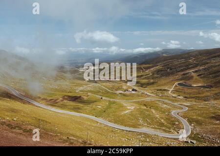 Strada tortuosa fino alle montagne dell'Alto Campoo, Cantabria, Spagna Foto Stock