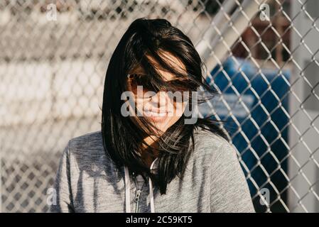 ritratto di bella donna ispanica ridendo Foto Stock