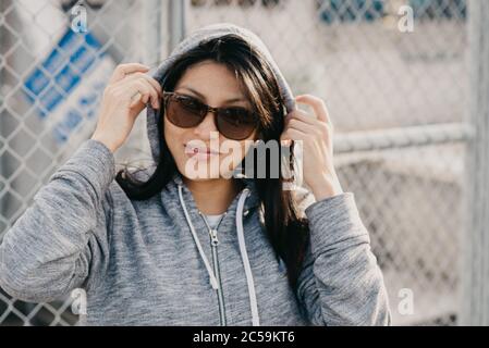 ritratto di bella donna ispanica che indossa abbigliamento sportivo Foto Stock