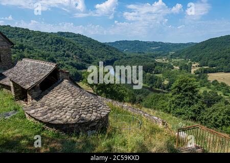 Francia, Correze, valle della Dordogna, tra Argentat e Beaulieu sur Dordogne vicino Bassignac le Bas Foto Stock