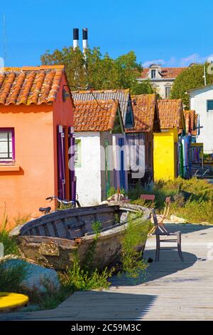 Francia, Charente-Maritime (17), île d'Oléron, le Château-d'Oléron, port ostréicole du Pâté, vieille barque devant les cabanes ostréicoles trasformées en ateliers de créateurs Foto Stock