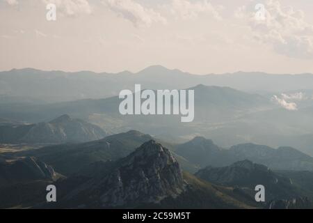 Strati di montagna attraverso l'altopiano nella Spagna continentale, Cantabria durante il tramonto. Foto Stock