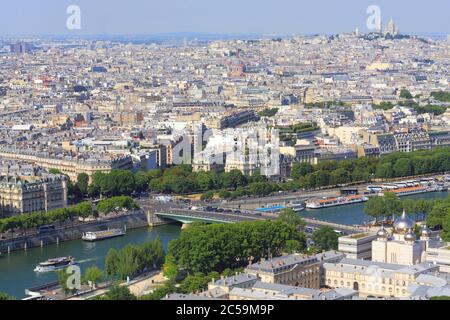 Francia, Parigi, vista dalla Torre Eiffel sulla Cattedrale Ortodossa della Santissima Trinità, Pont de l'Alma e Cours Albert 1er con Montmartre sullo sfondo Foto Stock