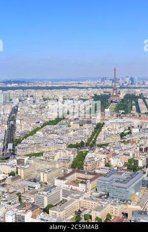 Francia, Parigi, vista dall'Osservatorio panoramico della Torre Montparnasse sulla linea 6 della metropolitana, l'Ecole Militaire, la Torre Eiffel e la Défense sullo sfondo Foto Stock