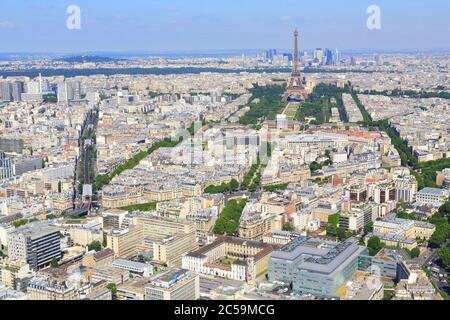 Francia, Parigi, vista dall'Osservatorio panoramico della Torre Montparnasse sulla linea 6 della metropolitana, l'Ecole Militaire, la Torre Eiffel e la Défense sullo sfondo Foto Stock