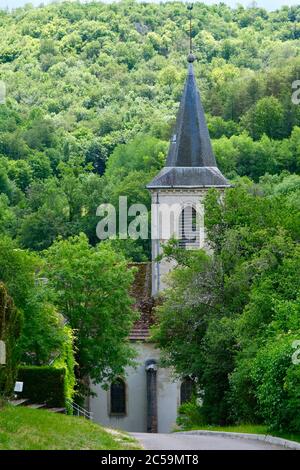 Francia, Cote d'Or, Val-Suzon, riserva naturale regionale della Val-Suzon, foresta nazionale denominata Foret d'exception (foresta eccezionale), chiesa parrocchiale di Saint Nicolas Foto Stock