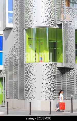 Francia, Parigi, rue de Crimée, asilo nido progettato nel 2015 dagli architetti BMC2, facciata in alluminio traforato Foto Stock