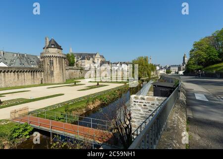 Francia, Morbihan (56), Golfe du Morbihan, Vannes, al momento del confinamento, vista generale dei bastioni e giardini, Tour du Connétable, la Marle fiume e Saint-Pierre Cathedrale Foto Stock