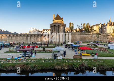 Francia, Morbihan (56), Golfe du Morbihan, Vannes, al momento del confinamento, vista generale dei bastioni e giardini, Tour du Connétable, il mercato si è spostato ai piedi delle Remparts Foto Stock