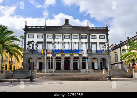 Piazza Santa Ana con il vecchio municipio sullo sfondo, centro storico di Las Palmas de Gran Canaria Foto Stock