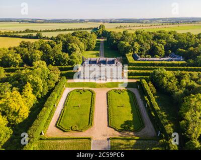 Francia, Val d'Oise, Parco Naturale Regionale del Vexin Francese, Chaussy, Domaine de Villarceaux, Manor Ninon de Lcloss (veduta aerea) Foto Stock