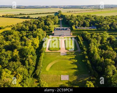 Francia, Val d'Oise, Parco Naturale Regionale del Vexin Francese, Chaussy, Domaine de Villarceaux, Manor Ninon de Lcloss (veduta aerea) Foto Stock