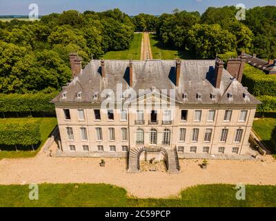 Francia, Val d'Oise, Parco Naturale Regionale del Vexin francese, Chaussy, Domaine de Villarceaux, il castello del 18 ° secolo (vista aerea) Foto Stock