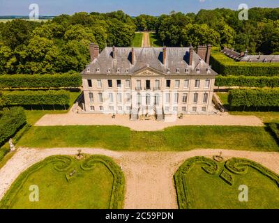 Francia, Val d'Oise, Parco Naturale Regionale del Vexin francese, Chaussy, Domaine de Villarceaux, il castello del 18 ° secolo (vista aerea) Foto Stock