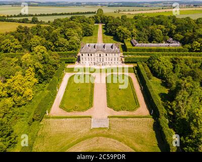 Francia, Val d'Oise, Parco Naturale Regionale del Vexin francese, Chaussy, Domaine de Villarceaux, il castello del 18 ° secolo (vista aerea) Foto Stock