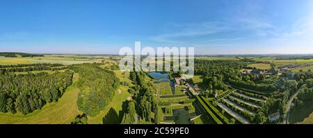 Francia, Val d'Oise, Parco Naturale Regionale del Vexin Francese, Chaussy, Domaine de Villarceaux, Manor Ninon de Lcloss (veduta aerea) Foto Stock