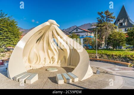 Argentina, Patagonia, provincia di Tierra del Fuego, Ushuaia, la città è considerata la più meridionale del mondo, monumento Amerindiano sul luogo dell'ufficio turistico Foto Stock