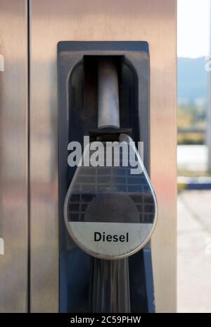 Vista ravvicinata della pompa diesel nella stazione di servizio Foto Stock