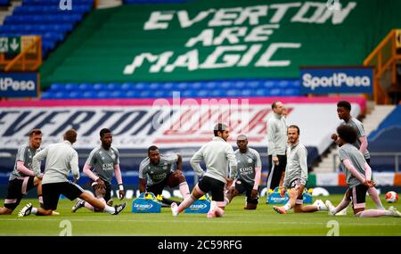 I giocatori di Leicester City si riscaldano durante la partita della Premier League al Goodison Park, Liverpool. Foto Stock