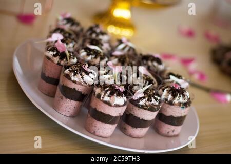 cupcake rosa al cioccolato e alla fragola come dessert Foto Stock