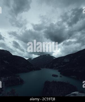 Drammatica nuvole roll over Diablo Lake, il Parco Nazionale delle Cascate del Nord, Washington Foto Stock