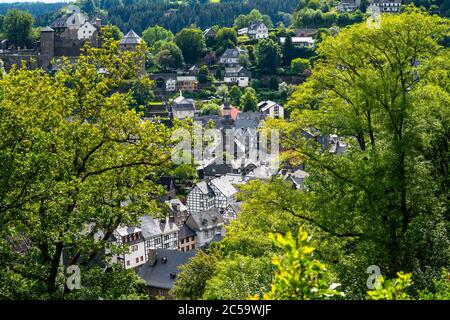 Skyline della città di Monschau, nella regione di Eifel, case a graticcio, NRW, Germania Foto Stock