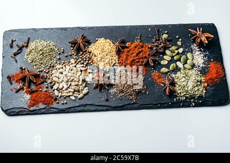 Set di varie spezie su uno sfondo grigio vista dall'alto Foto Stock