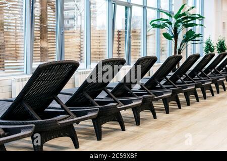 Una fila di lettini neri in un centro termale Foto Stock